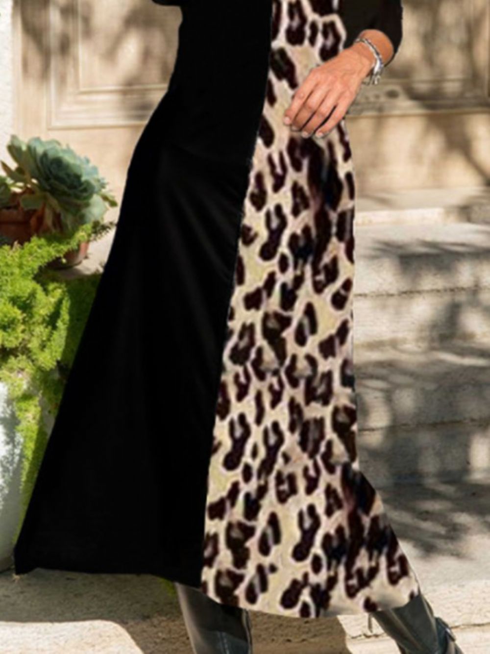 Elegantes Leopardenkleid Mit V-Ausschnitt