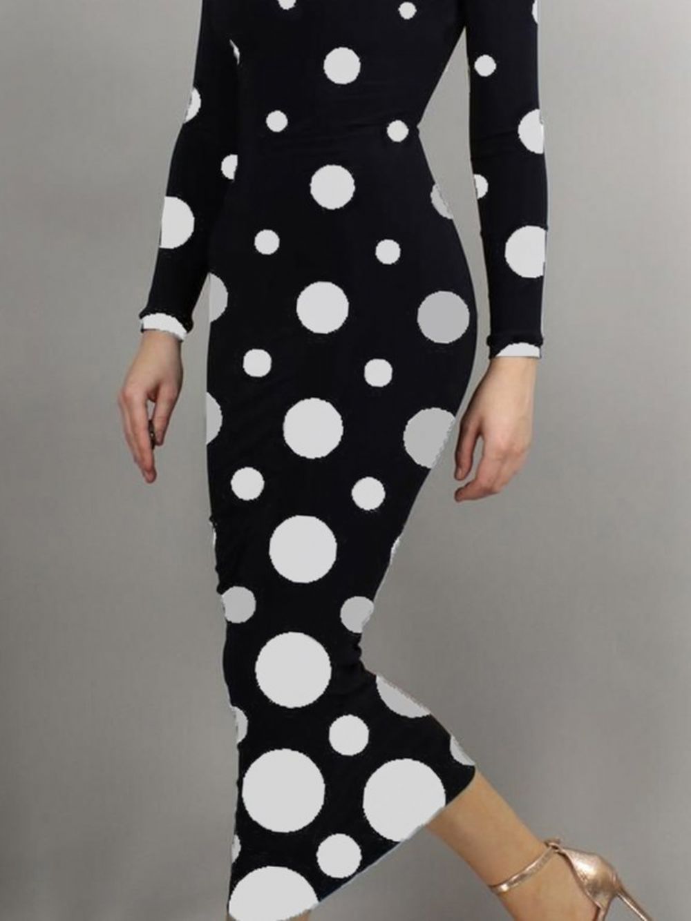 Enges Elegantes Langärmliges Maxikleid Mit Polka Dots