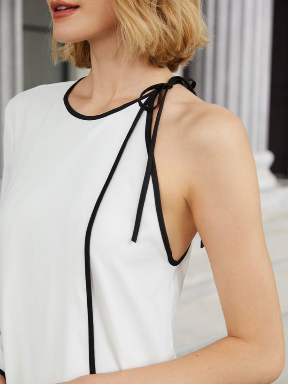 Lockeres One-Shoulder-Kleid Mit Rundhalsausschnitt Und Farbblock