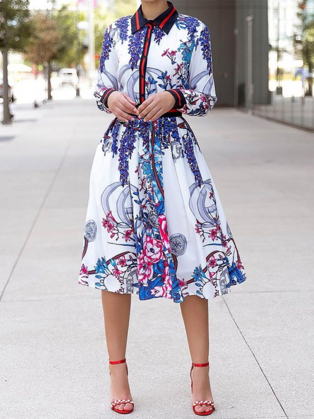 Elegantes Langärmliges Hemdkragen-Midikleid Mit Blumenmuster Und Normaler Passform