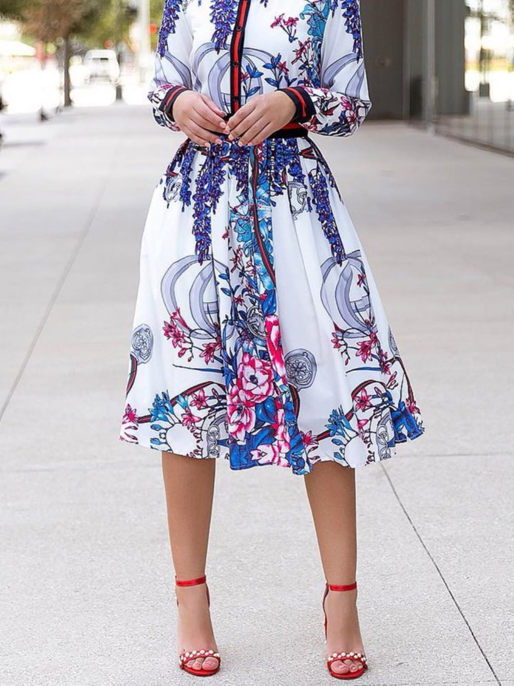 Elegantes Langärmliges Hemdkragen-Midikleid Mit Blumenmuster Und Normaler Passform