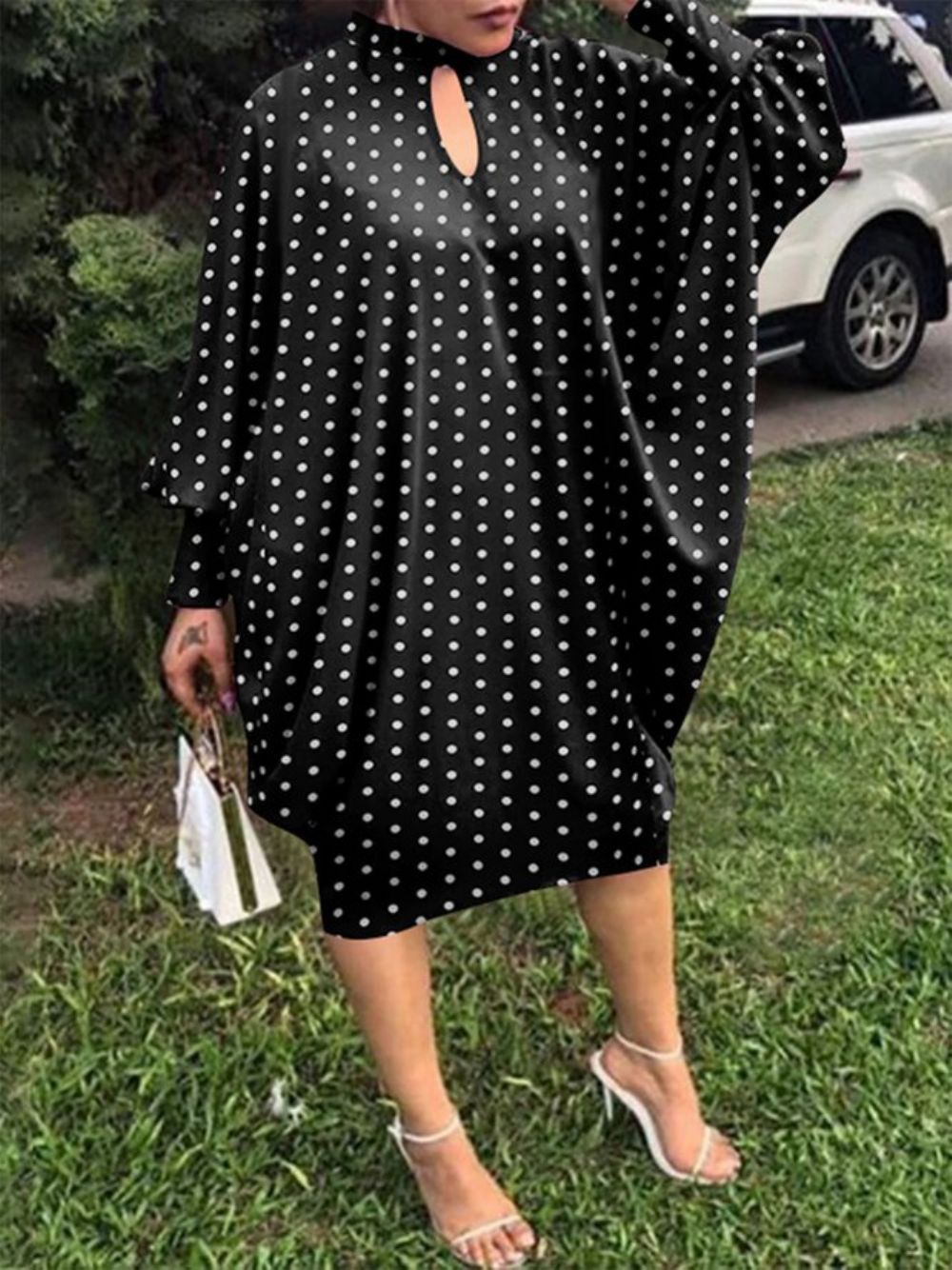 Elegantes Polka Dots Kleid Mit Stehkragen