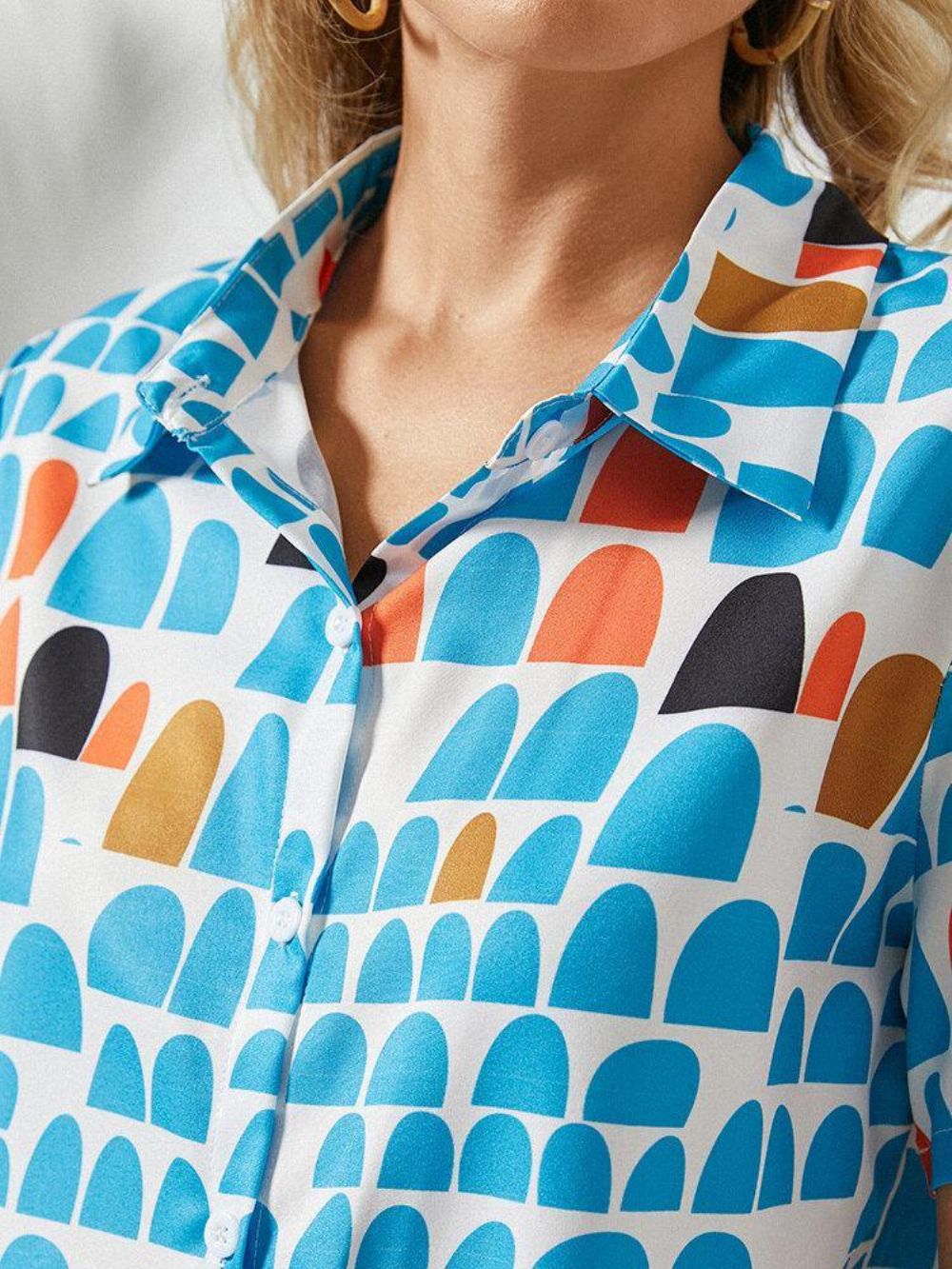 Kurzärmlige Knopfbluse Mit Geometrischem Aufdruck Am Revers Für Frauen